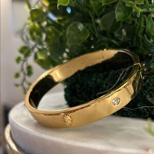 Elegant Gold Bracelet with Crystal Accents